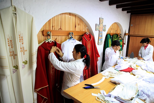 Talleres tradicionales de la ornamentación litúrgica vestirán al Papa Francisco y sus Obispos en la Santa Misa de Bogotá