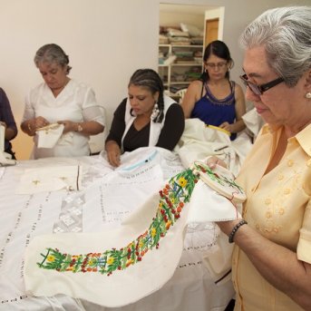 Bordadoras de Cartago darán vida a la vestidura litúrgica que llevará el Papa Francisco en Cartagena